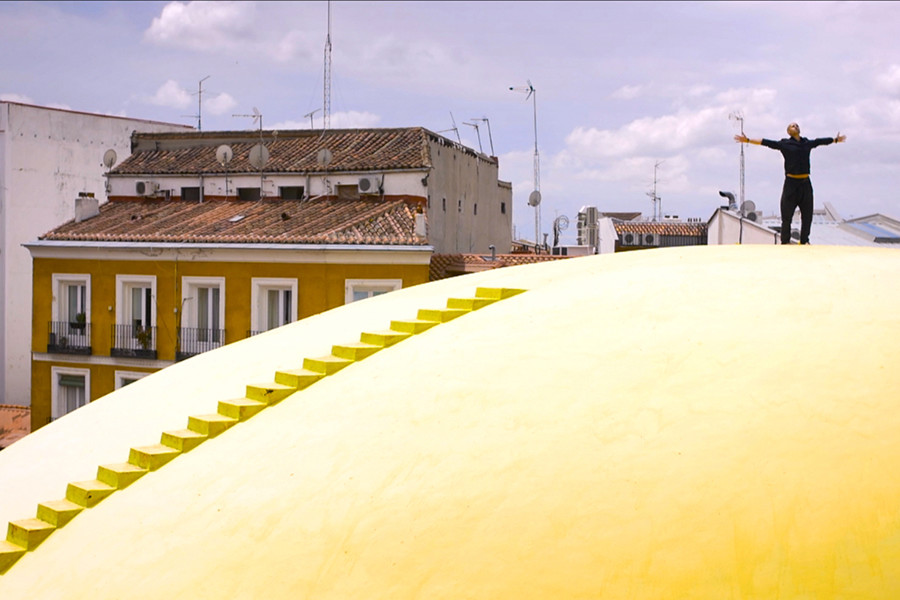 En esta imagen, capturada como parte de una inspiradora campaña de vídeo, se muestran las cúpulas de colores del Mercado de la Cebada en Madrid. Estar sentados en el cielo de Madrid, rodeados de las preciosas vistas del barrio de La Latina, junto con el colorido arte urbano de Boamistura (responsables del color de las cúpulas), fue, sin duda, un gran acierto, que logró reforzar el mensaje de superación personal de los influencers exitosos en sus proyectos. Descubre cómo COINC de Bankinter utiliza el poder del ahorro para ayudar a convertir metas en realidades y contar historias de éxito inspiradoras en nuestra campaña de vídeo.