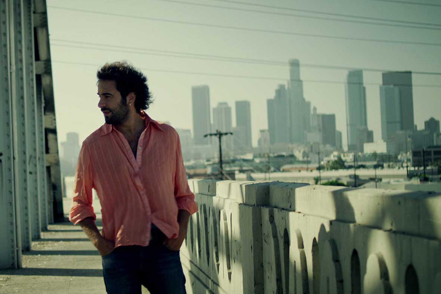 Fotograma del Videoclip 'Sentimiento de Caoba': El Canijo de Jerez caminando sobre el puente de LA River