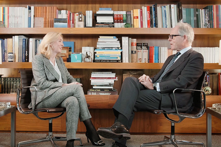 Imagen de Ignacio Eyriès, Director General del Grupo Caser, y Helena Calaforra, Directora de la Red de Agentes Financieros, teniendo una entrevista corporativa. Contenido de vídeo que destaca la importancia de la entrevista y el vídeo corporativo en Caser.