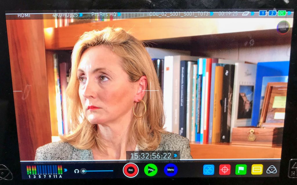 Imagen del monitor grabando la entrevista con Helena Calaforra para el vídeo corporativo de Caser. Se puede apreciar la imagen en vivo de la entrevista en pantalla.