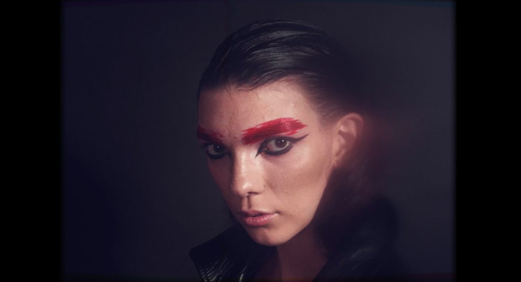 Modelo femenina en una mirada seductora para el fashion film