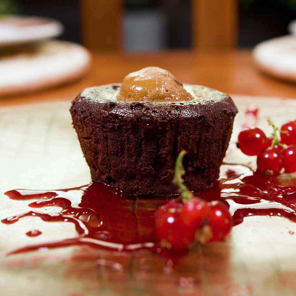 Delicioso postre de tarta de chocolate en Restaurante Fogón de Guanche. Contenido de vídeo y fotografía para promoción de menú.