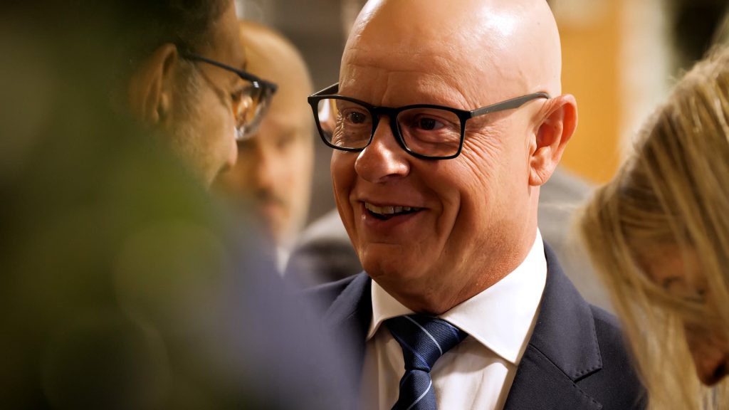 En esta impactante imagen, capturada durante el evento de Servinform, podemos apreciar la presencia magnética y el liderazgo del CEO de la compañía. Con una sonrisa en su rostro, transmite confianza y conexión mientras se dirige a uno de sus colegas. Su apariencia profesional y distinguida se ve realzada por sus elegantes lentes negros, lo que refuerza su imagen de autoridad y visión empresarial. Esta fotografía representa uno de los momentos clave del vídeo resumen creado por Colirio Films para documentar el evento de Servinform. Nuestro equipo de filmación capturó meticulosamente cada instante significativo, desde la impresionante arquitectura del edificio hasta los discursos y conferencias inspiradoras. A través de nuestra experiencia en edición y narración visual, logramos resaltar la energía, el liderazgo y la conexión entre los participantes, creando un vídeo resumen cautivador que refleja la esencia de este importante evento de Servinform. Estamos orgullosos de haber dejado un legado visual impactante para la marca y sus asistentes.