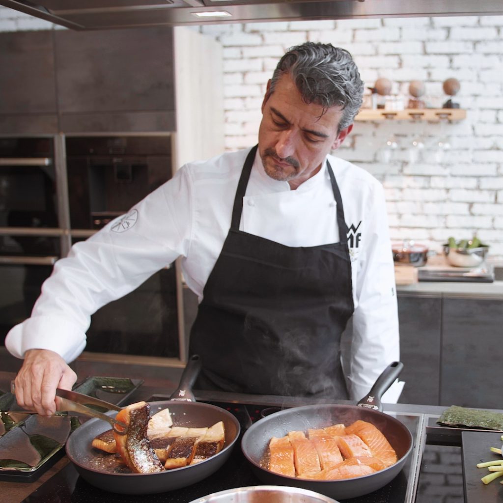 Imagen del chef Julio López cocinando una deliciosa receta. Contenido de fotografía y vídeos para redes sociales que destacan las habilidades culinarias en WMF.