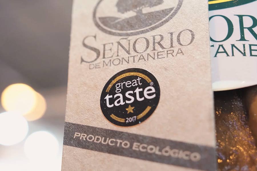 En este emocionante vídeo resumen corporativo, nos sumergimos en la experiencia gourmet de Señorío de Montanera en la feria Salón Gourmets. Una imagen impactante nos muestra la etiqueta distintiva de Señorío de Montanera en una apetitosa pierna de jamón ibérico ecológico. Esta etiqueta enfatiza el compromiso de la empresa con la calidad y la sostenibilidad, siendo un elemento destacado de su participación en la feria.