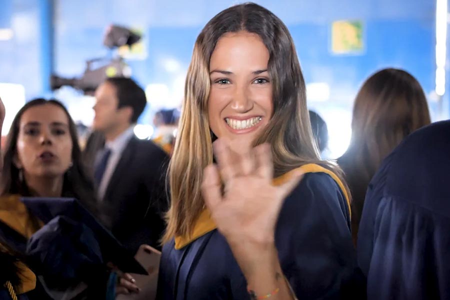 Esta poderosa imagen captura el espíritu de la graduación en IE University. En la fotografía, una joven mujer viste una toga azul, símbolo de su logro académico, y muestra una expresión de pura felicidad en su rostro. Su sonrisa contagiosa transmite la emoción y el orgullo que experimenta en este momento tan significativo de su vida. La fotografía refleja la esencia de la campaña para redes sociales de IE University, donde cada estudiante es protagonista de su propia historia de éxito. Nuestro equipo de Colirio Films se enorgullece de capturar estos momentos inolvidables y transmitir la emoción y la energía de las graduaciones en IE University a través de nuestras producciones audiovisuales de alta calidad.