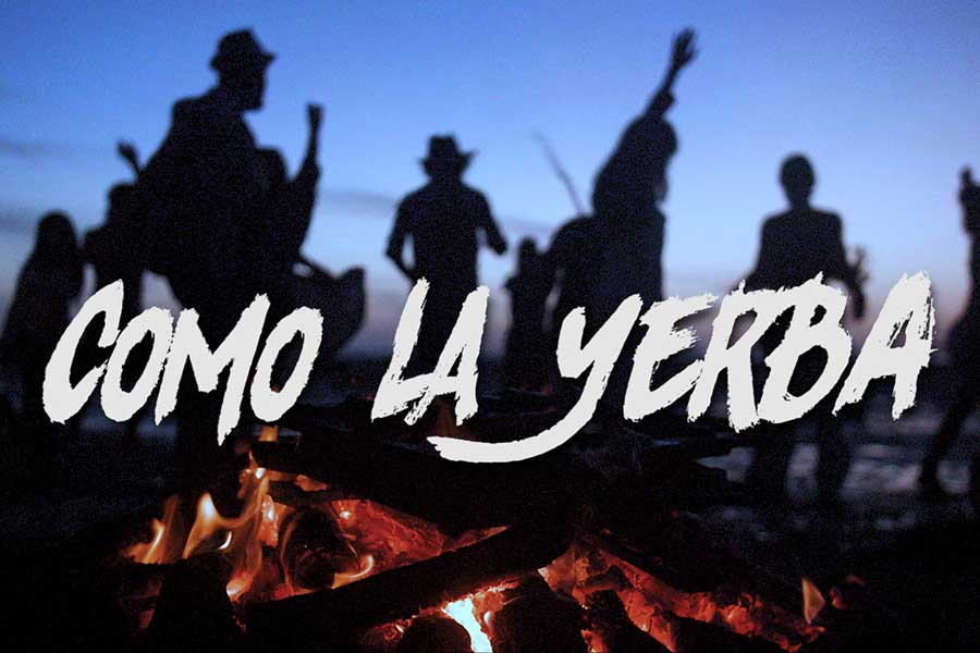 El Canijo de Jerez y su banda alrededor de una hoguera en la playa al atardecer