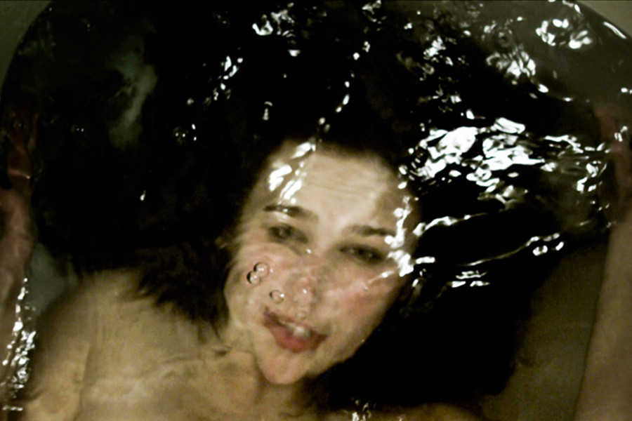 Actriz sumergida en la bañera en el videoclip "The day after Tomorrow" de Autumn Comets & Micah P. Hinson