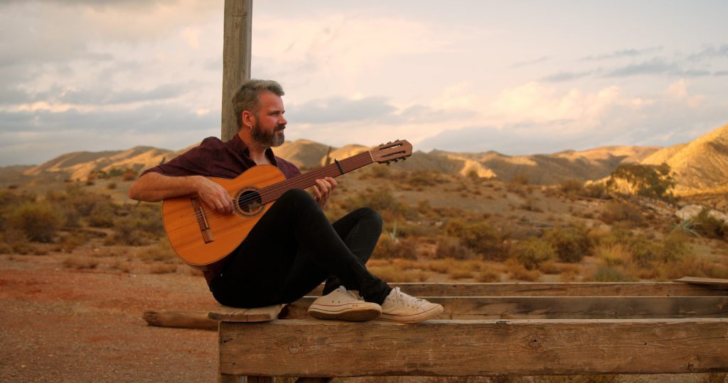 Pedro Pimentel tocando la guitarra en el videoclip "Sentimiento de Caoba 10 aniversario" de El Canijo de Jerez con Miguel Campello, producido por Colirio Films, productora audiovisual en Madrid. 2