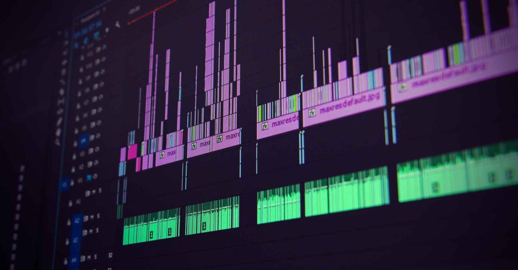 Pantalla de ordenador mostrando la sincronización de elementos en un timeline de posproducción.