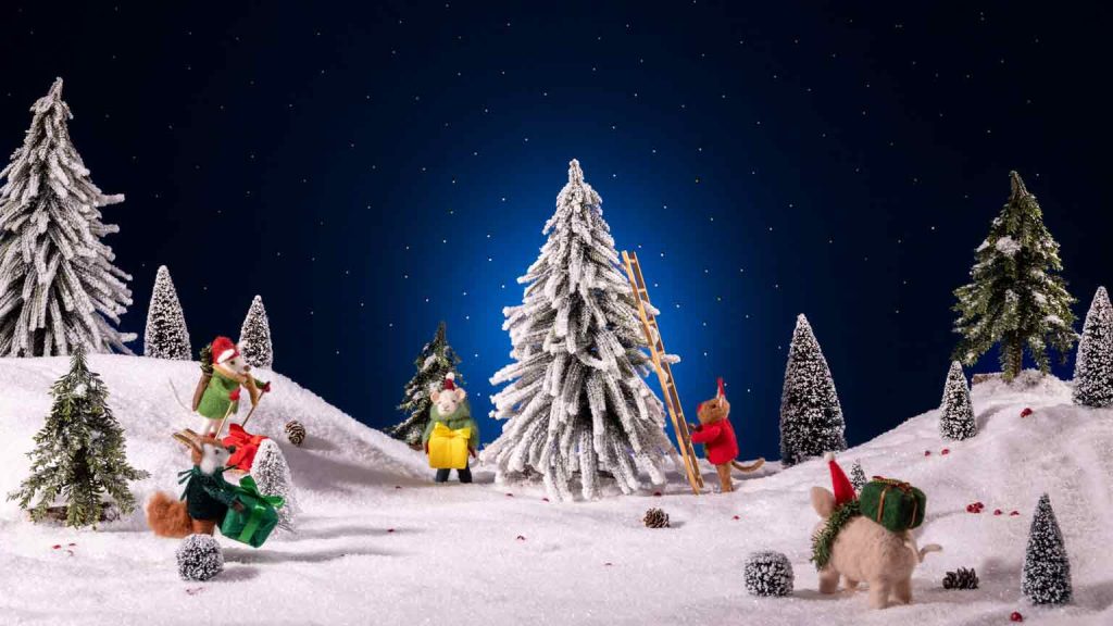 Animalillos de fieltro en un bosque invernal portando regalos en una escena de Navidad para El Corte Inglés, creada por Colirio Films.